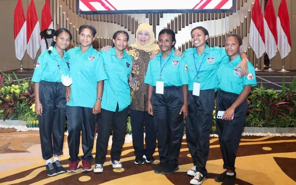 Foto Gubernur Khofifah berfoto bersama sejumlah anak papua penerima program ADEM, Kamis (13/7/2023). (Foto: Humas Pemprov Jatim)