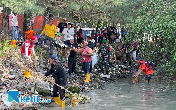 Foto Ketua Umum KOMPAK, Budi Mulyono membersihkan pantai kenjeran dari sampah, Jumat (14/7/2023). (Foto : M.Khaesar/Ketik.co.id)