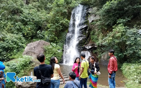 Foto Pengunjung menikmati Air Terjun Coban Putri di Desa Tlekung, Kecamatan Junrejo, Kota Batu Jawa Timur. (Foto: Sholeh/Ketik.co.id)