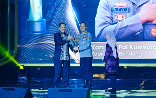 Foto Kapolresta Bandung Kombes Pol Kusworo Wibowo bersama Kapolri Jenderal Listyo Sigit Prabowo saat Hoegeng Awards 2023 di Jakarta, Jumat (14/7/2023) malam. (Foto: Polresta)