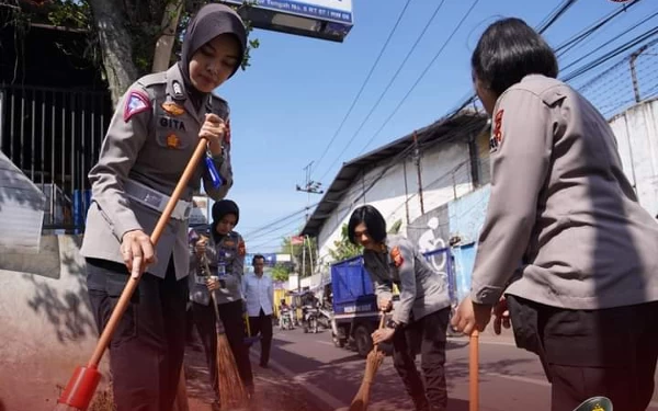 Thumbnail Berita - Polisi Gotong Royong Bersihkan Kali Ciputri Cimahi