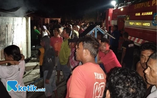 Foto Puluhan warga menyaksikan petugas Damkar memadamkan api, (foto: ilham)