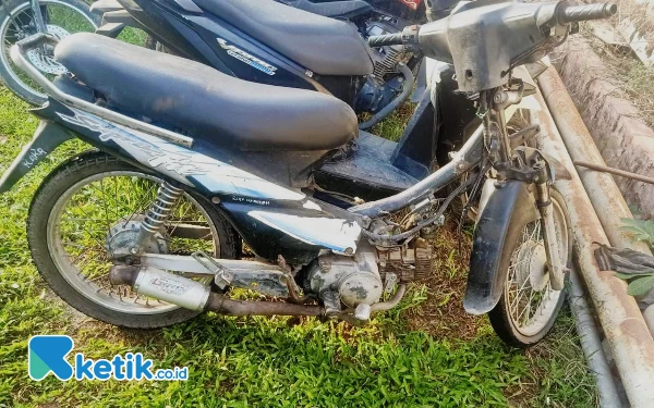 Foto Satu unit sepeda motor pelaku turut disita Polisi, (foto: sumber)