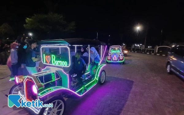 Thumbnail Berita - Dua Becak Karakter, Hiasi Malam Minggu di Taman Samarendah