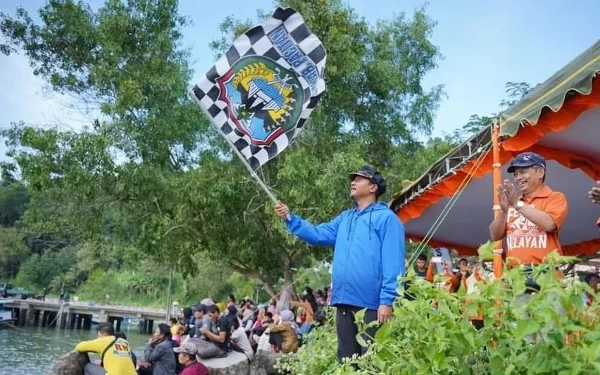 Foto Bupati Pacitan tengah melepas start lomba dayung jukung. (Foto: Prokopim Pacitan)