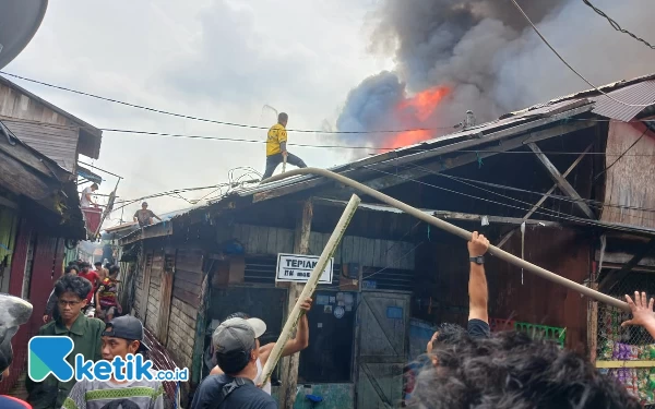 Foto Kepanikan warga terlihat saat proses pemadaman. (Foto: Pandhu Samudra/ketik.co.id)