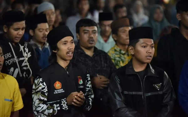 Foto Ribuan jamaah, hanyut mengikuti alunan sholawat dalam acara Tabligh Akbar di Pacitan. (Foto: Prokopim Pacitan)