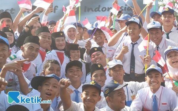 Foto Gubernur Khofifah berfoto bersama para siswa baru peserta MPLS 2023, Senin (17/7/2023). (Foto: Husni Habib/Ketik.co.id)