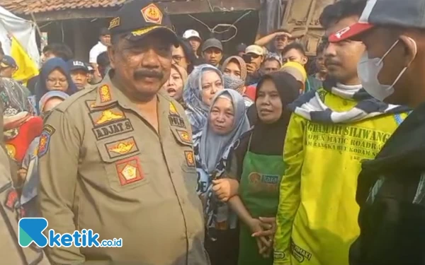 Foto Kasatpol PP Kab Bandung Adjat Sudrajat saat berdialog dengan pedang Pasar Banjaran yang menolak pembongkaran pasar, Sabtu (15/7/23). (Foto: Iwa/Ketik.co.id)