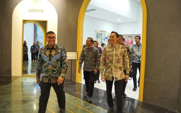 Foto Nampak sumringah, rombongan kunjungan perdana tengah melihat lihat koleksi di dalam Museum. (Foto: Prokopim Pacitan)