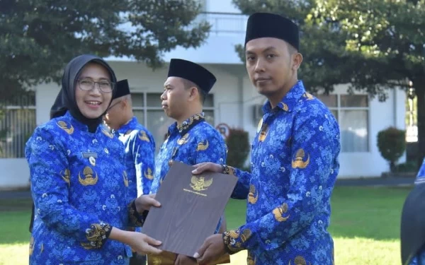 Serahkan SK PPPK, Wabup Lumajang Berharap Semakin Giat dalam Bertugas