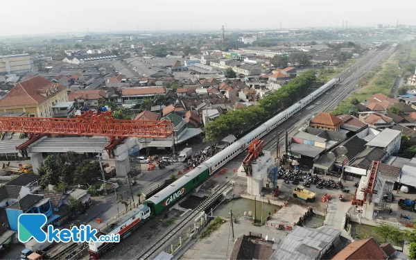 Foto Proyek flyover pengganti JPL Krian dilihat dari udara saat kereta api melintas. (Foto: Diskominfo Sidoarjo)