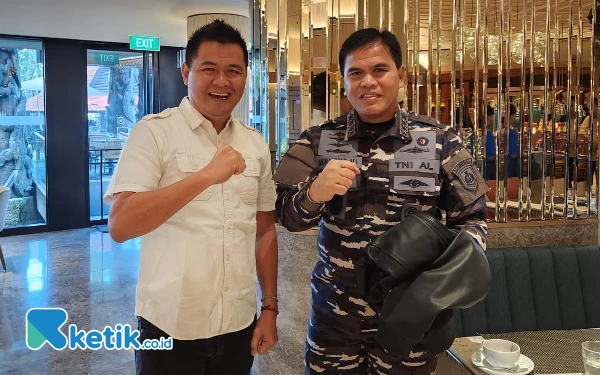 Foto CEO Ketik.co.id saat berfoto dengan KSAL Muhammad Ali. (Foto: Kiagus/Ketik.co.id)