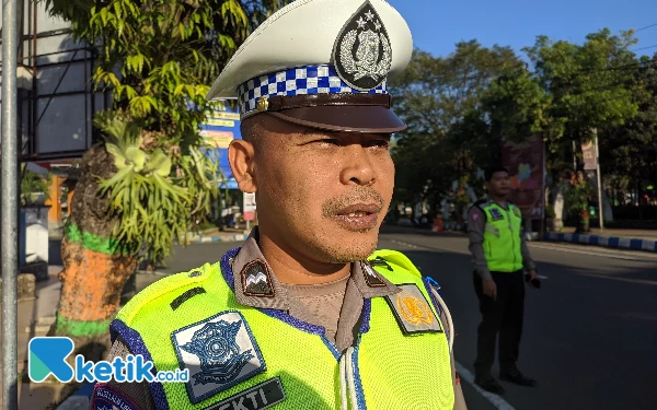 Foto Basatlantas Polres Pacitan Aipda Sakti saat diwawancarai usai bertugas. (Foto: Al Ahmadi/Ketik.co.id)