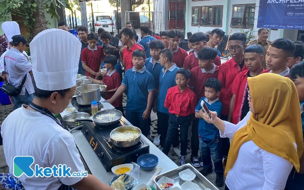 Foto Anak-anak sangat antusias melihat tutorial memasak. (Foto: Shinta Miranda/Ketik.co.id)