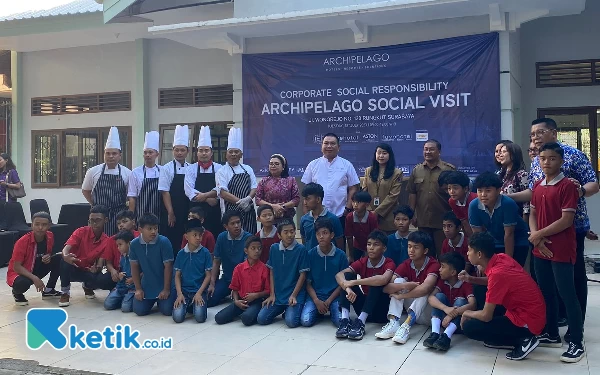 Foto Tim Archipelago dan anak-anak binaan Kampung Anak Negeri. (Foto: Shinta Miranda/Ketik.co.id)