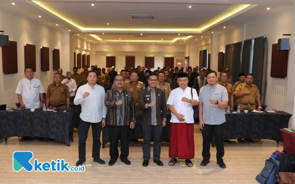 Foto Bupati Bandung Dr. HM. Dadang Supriatna saat sosialisasi Perbup No. 80/2022 ,di Grand Sunshine Soreang, Selasa (18/7/23). (Foto: Diskominfo)