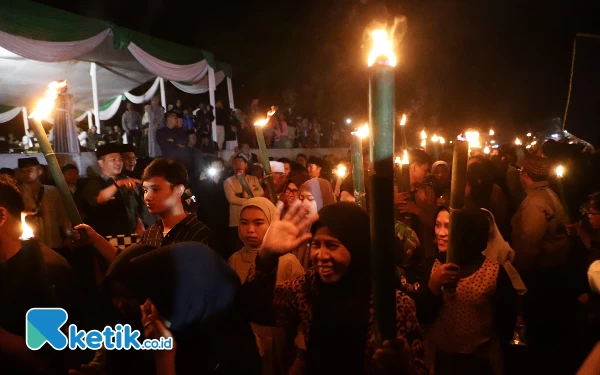 Foto Ribuan Warga ikuti Pawai Obor di Lapangan Upakarti Soreang, Selasa (18/7/23) malam. (Foto: Diskominfo)