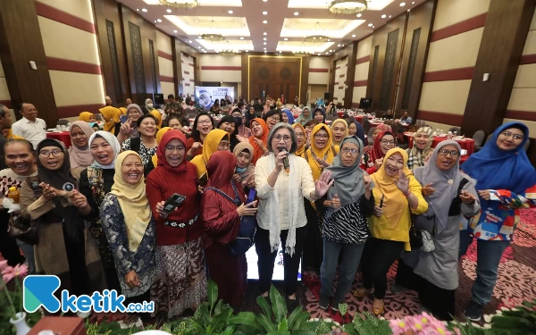 Foto Indah Kurnia melayani permintaan foto dari para peserta diskusi publik tentang transaksi digital. Mereka juga minta di-endorse agar pemasaran produk semakin lancar.