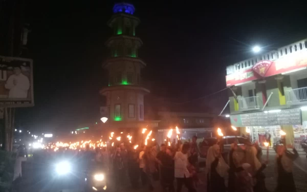 Foto Palembang,-Sambut tahun baru Islam 1 Muharram 1445 Hijriah, ratusan santri dan warga ikuti pawai obor, Selasa Malam (18/7/2023), di Masjid Darul Falah Jalan Karantina, RW 014, Kelurahan Talang Jambe, Kecamatan Sukarame, Palembang, Sumatera Selatan.