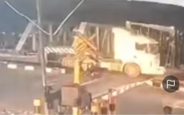 Foto Truk tronton sebelum tertabrak macet di perlintasan rel sekitar 1 menit jelang KA lewat.  (Foto: Tiktok @info Depok)