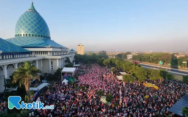 Foto Puluhan ribu massa memadati area Masjid Nasional Al-Akbar Surabaya dalam Jalan Sehat 1 Muharram bersama Gubernur Jatim Khofifah.