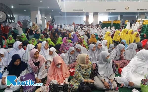 Foto Ribuan anak yatim yang hadir memadati Masjid Raya Islamic Center, Selasa (18/7/2023). (Foto: Husni Habib/Ketik.co.id)