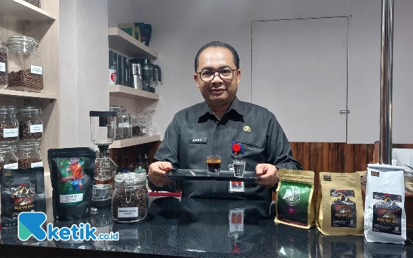 Sisi Lain Kepala Bakesbangpol Jatim, Ternyata Hobi Meracik Kopi