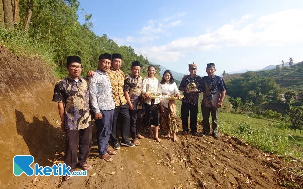 Foto Kepala dan Perangkat Desa Wiyurejo foto bersama peserta Kirab tumpeng hasil bumi Desa Wiyurejo Kecamatan Pujon Kabupaten Malang, Rabu (19/07/2023). (Foto: Sholeh/Ketik.co.id)