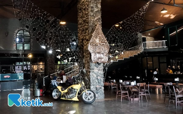 Foto Arsitek batu alam dan kayu pilihan tampak semakin elegan dilengkapi dengan motor gede untuk spot foto. (Foto: Hedon Estate)