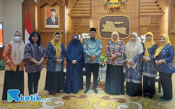 Foto Gubernur Sulsel berfoto dengan Gubernur Khofifah dan perwakilan Dekranasda, Rabu (19/7/2023). (Foto: Husni Habib/Ketik.co.id)