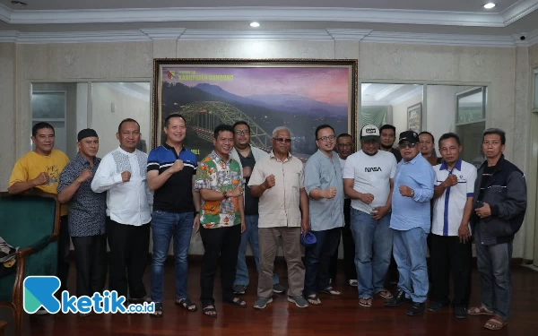 Foto Bupati Bandung Dadang Supriatna bersama perwakilan pedagang Pasar Banjaran bersepakat untuk melanjutkan pembangunan Pasar Sehat Banjaran, di rumah dinas bupati di Soreang, Rabu (19/7/23) malam. (Foto: Iwa/Ketik.co.id)