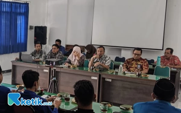 Foto Nampak dari pihak dinas tengah menanggapi tuntutan PMII Pacitan. (Foto: PMII Pacitan For Ketik.co.id)