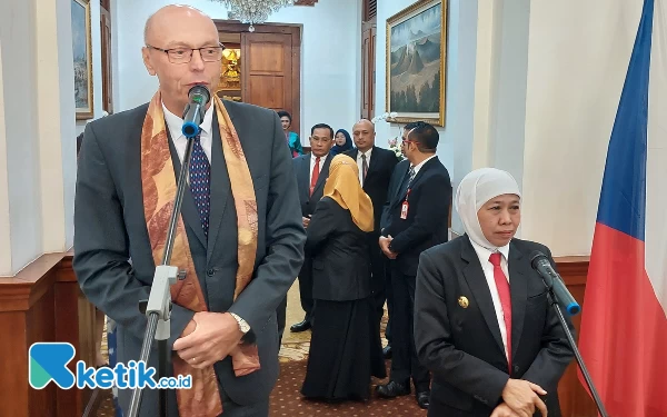 Foto Dubes Ceko Untuk Indonesia Jaroslav Dolecek dan Gubernur Jawa Timur Khofifah Indar Parawansa saat memberikan keterangan, Kamis (20/7/2023). (Foto: Husni Habib/Ketik.co.id)