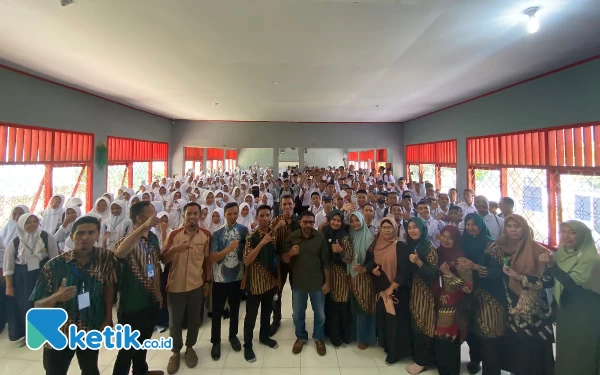 Foto Dewan guru SMA 7 dan peserta Berpose bareng usai penutupan MPLS (Foto Mursal/Ketik.co.id)