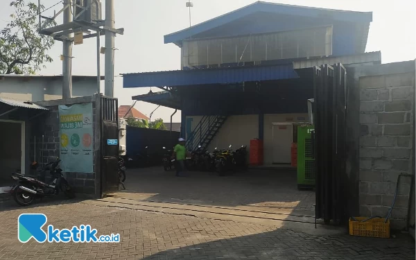 Foto Pabrik pentol Maju Mapan milik Abi Khoirul Rizal di Desa Tanjekwagir, Kecamatan Krembung, telah memiliki perizinan dari berbagai instansi. Pekerjanya warga sekitar, pemuda kampung, dan penyandang disabilitas. (Foto: istimewa)