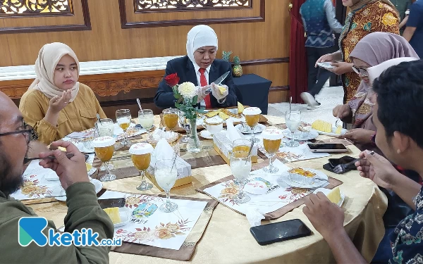 Foto Para awak media terlihat menikmati buah nanas PK-1 yang dikupas langsung oleh Gubernur Khofifah, Kamis (20/7/2023).(Foto: Husni Habib/Ketik.co.id)