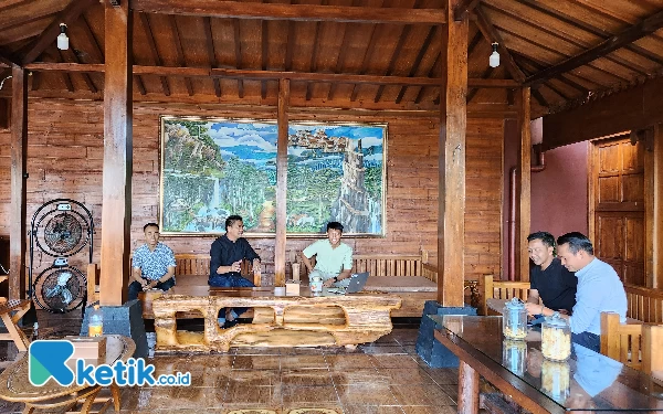 Foto Mario Aji, didampingi Manager Kiagus Firdaus saat berbincang santai di Pendopo d'Omah Afi Jogja. (Foto: Naufal/Ketik.co.id)