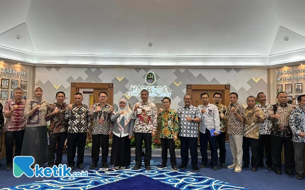 Foto Kepala DPMD Kab Bandung Tata Irawan (tengah) saat Rakor Pembangunan Desa Tingkat Jabar di Kantor Bappeda Jabar, Kamis (20/7/23).(Foto:Diskominfo)