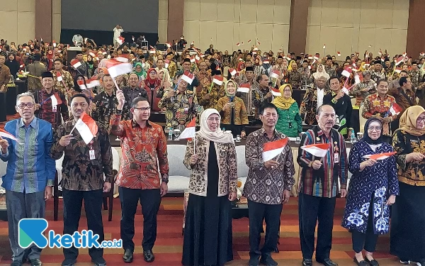 Foto Gubernur Khofifah berfoto bersama para Kepala Sekolah, Komite Sekolah dan Kepala Dinas Pendidikan se Jawa Timur, Jumat (21/7/2023).(Foto: Husni Habib/Ketik.co.id)