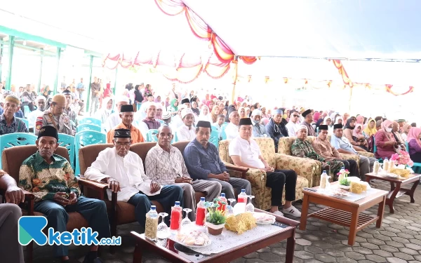 Foto Bupati Freddy Thie di masjid Sabilillah bersama tamu undangan (foto Humas Pemkab Kaimana)