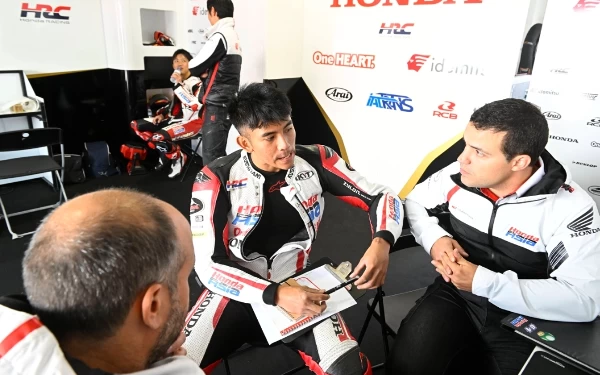 Foto Mario Aji bersama kru Honda Team Asia. (Foto: Honda Team Asia)