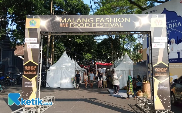 Foto Pintu masuk Malang Fashion and Food Festival, Sabtu (22/7/2023). (Foto: Sholeh/ Ketik.co.id)