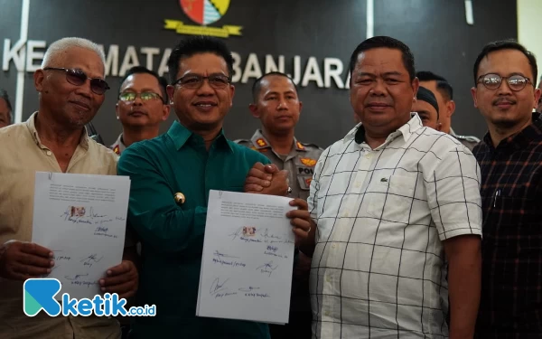 Foto Bupati Bandung HM. Dadang Supriatna saat penandatanganan perjanjian revitalisasi Pasar Banjaran dengan para pedagang, di Aula Kec Banjaran, Sabtu (22/7/2023).