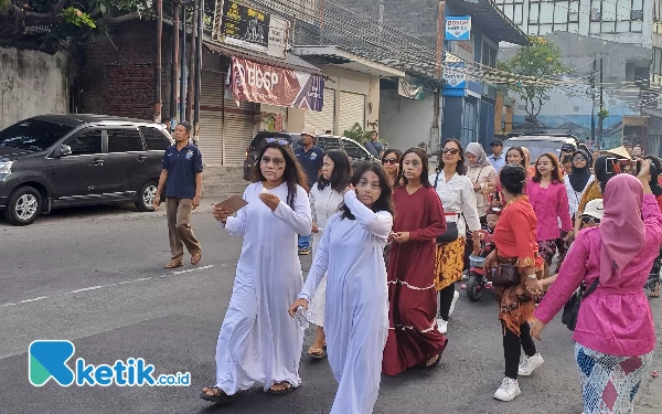 Foto Setannya kepanasan, salah satu kostum yang digunakan masyarakat Desa Putat Gede di acara Nyandran Punden Mbah Bajoel Bali, Minggu (23/7/2023). (Foto : M.Khaesar/Ketik.co.id)