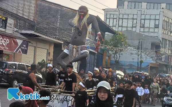 Foto Ogoh-ogoh juga dibawa masyarakat Desa Puatat Gede, Minggu (23/7/2023). (Foto : M.Khaesar/Ketik.co.id)