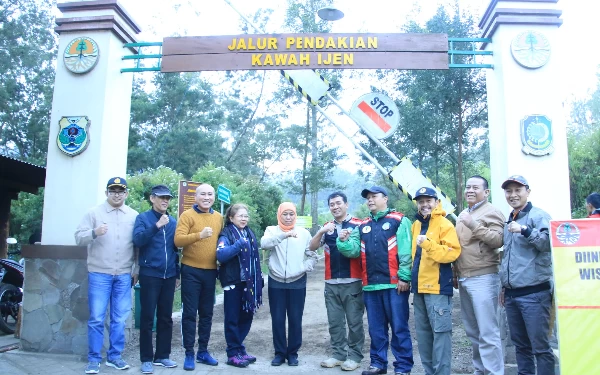 Foto Gubernur Khofifah saat mengunjungi Geopark Gunung Ijen. (Humas Pemprov Jatim)