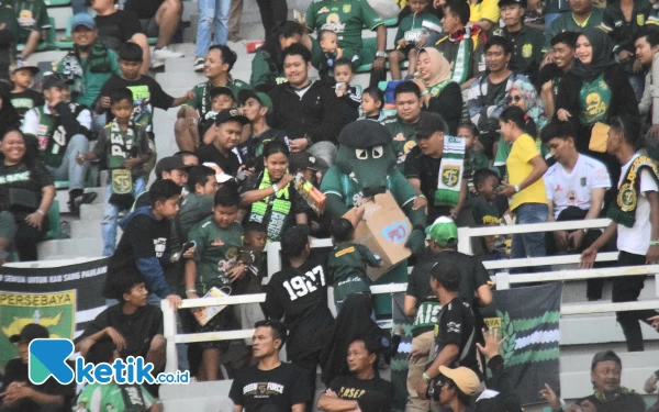 Foto Maskot Persebaya Jojo membagikan snack kepada anak-anak yang hadir, Minggu (23/7/2023). (Foto : M.Khaesar/Ketik.co.id)