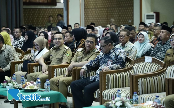 Foto Deputi Pendidikan dan Peran Serta Masyarakat KPK RI, Wawan Wardiana (kiri) bersama Bupati Bandung Dadang Supriatna saat sosialisasi penguatan anti korupsi, di Gedung M Toha Soreang, Senin (24/7/23). (Foto: Iwa/Ketik.co.id)