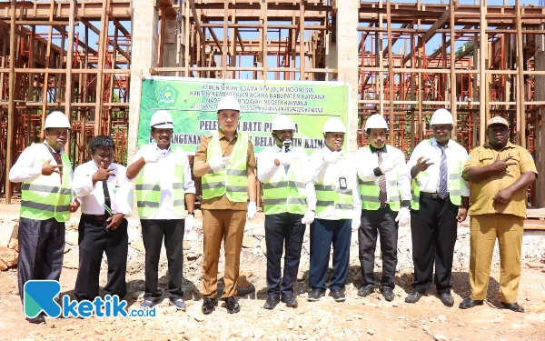 Foto Bupati Freddy Thie saat foto bersama dengan Kementerian Agama saat peletakan batu pertama pembangunan ruang belajar min kaimana (foto Humas Pemkab Kaimana)